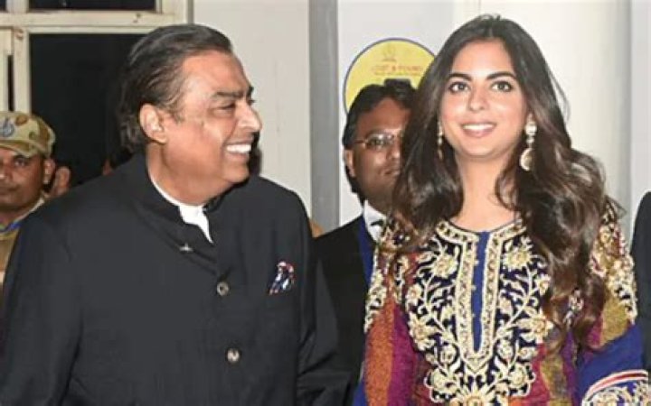 Isha Ambani Tightly Holds Father Mukesh Ambani&rsquo;s Hand In The Crowd